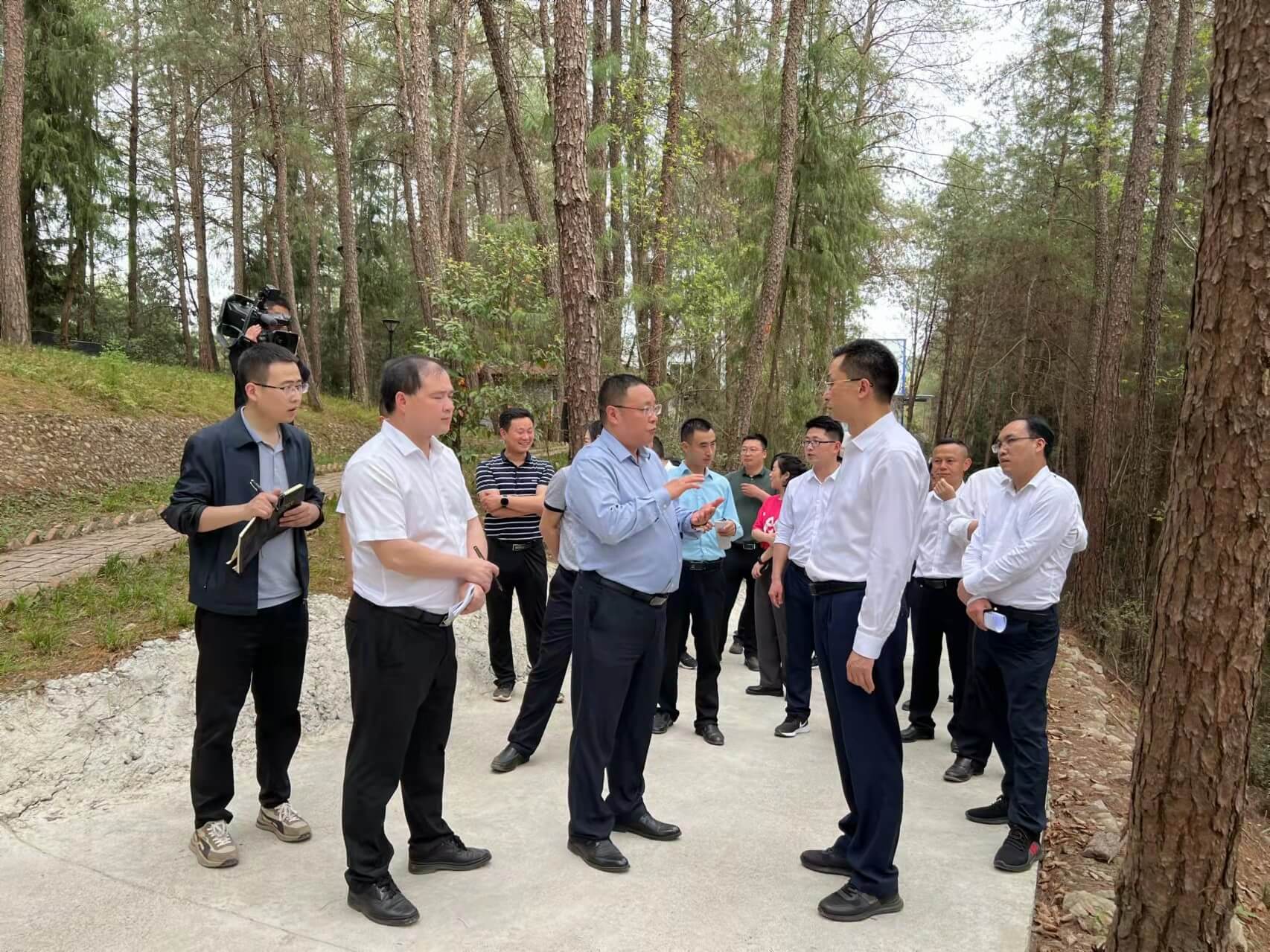 通江縣縣委書記李玉甫帶領(lǐng)發(fā)改、財政、經(jīng)信等部門負(fù)責(zé)人等一行來公司調(diào)研