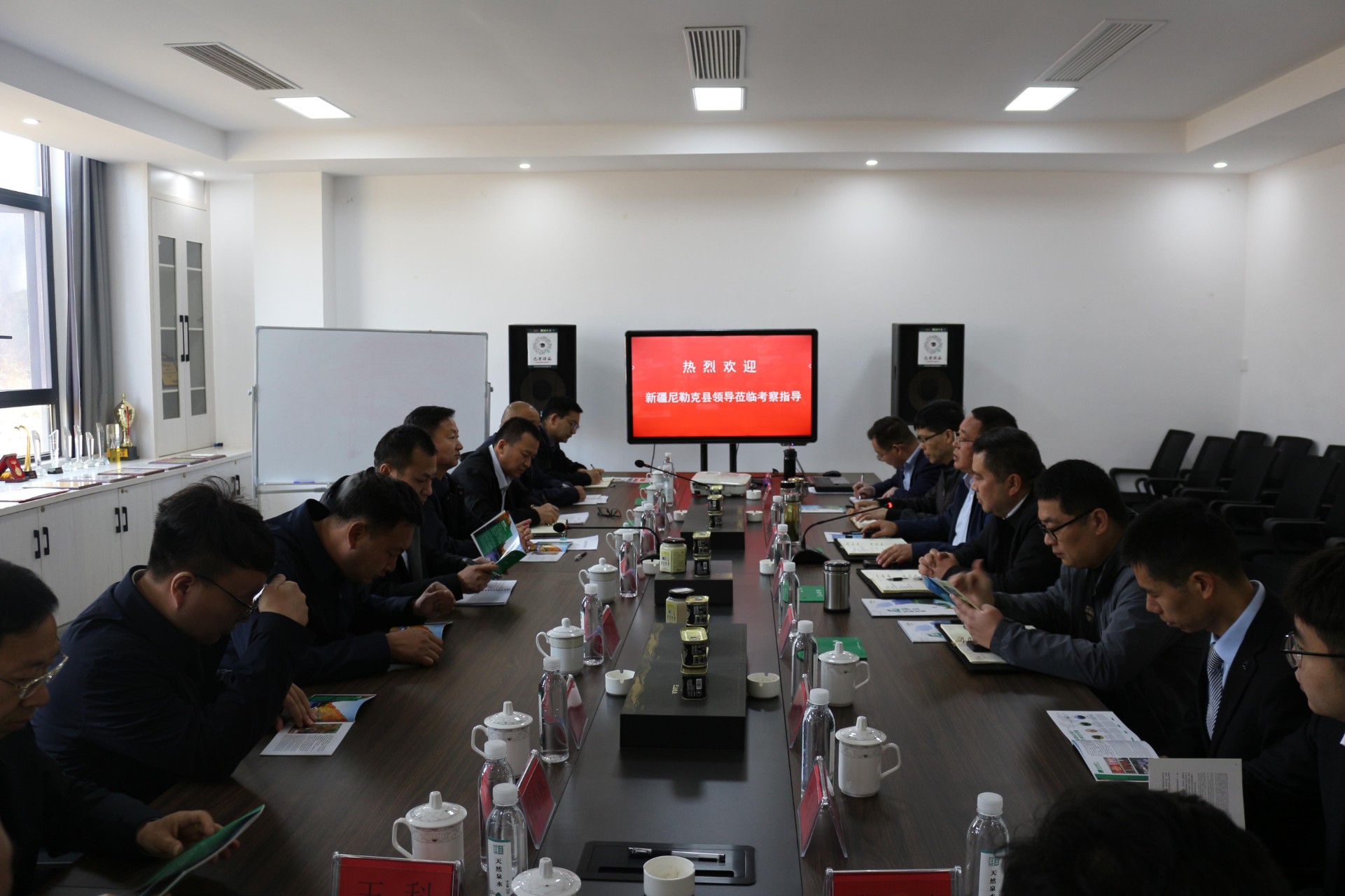 新疆尼勒克縣移三泰常委、常務副縣長等一行蒞臨我公司考察指導