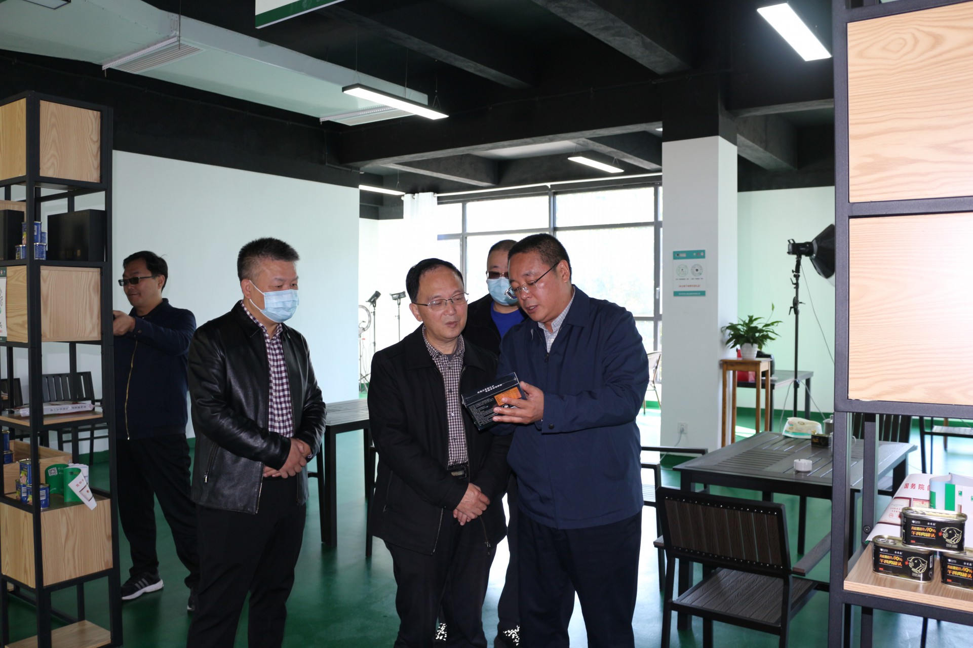 巴中市人大常委會黨組副書記、副主任袁聞聰一行蒞臨巴山牧業(yè)考察并調(diào)研